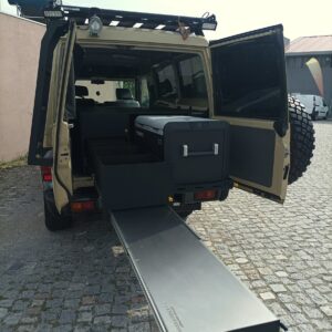 Caixotes de arrumação em alumínio soldado e lacado (sob consulta)